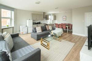 a living room with a couch and a table at Huge Modern 3 Bed Flat Central For Sightseeing in London