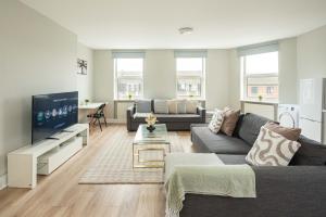 a living room with a couch and a tv at Huge Modern 3 Bed Flat Central For Sightseeing in London
