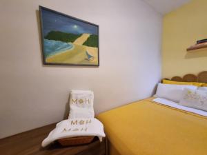 a room with two beds and a painting on the wall at Espaço do acalanto- Quarto em apartamento compartilhado in Natal