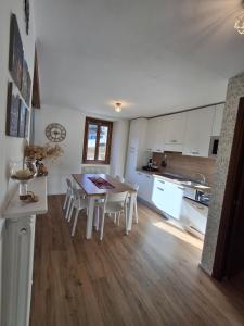 a kitchen and dining room with a table and chairs at Casa Jedi in Santa Maria Maggiore