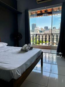 a bedroom with a bed with a view of a city at Casa Selarón - Lapa centro in Rio de Janeiro
