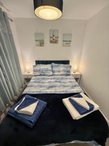 a bedroom with a bed with towels on it at Gloria's Getaway in Langport