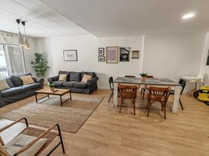 a living room with a table and chairs and a couch at Boutique 2 apartamento Ave centro Lleida in Lleida