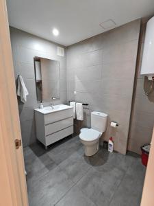 a bathroom with a toilet and a sink at Boutique 2 apartamento Ave centro Lleida in Lleida