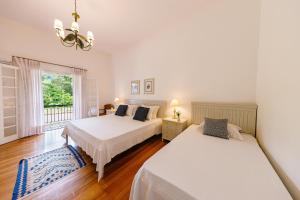 a bedroom with two beds and a window at Fazenda Santanna Hotel in Amparo +73 photos