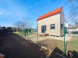 a small white building with a red roof at chalet bohème au calme in Saint-Ambreuil