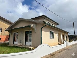 a small house on the side of a street at Casa dos Neto Carriço in Anadia