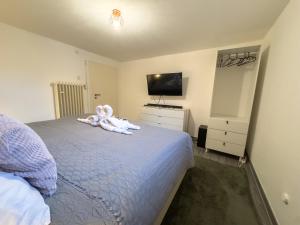 a bedroom with a bed with two stuffed animals on it at Souterrain Apartment mit eigenem Eingang und Terasse in Sarstedt