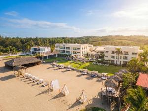 Una vista aérea de un complejo turístico con mesas y sillas. en Artisan Playa Esmeralda Family Beach Hotel, en Chachalacas