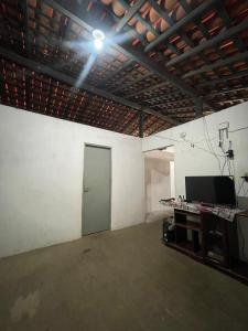 a room with a green door in a white wall at Casa brisa do mar icapuí in Icapuí