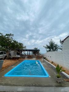 a swimming pool in a yard with a building at Casa brisa do mar icapuí in Icapuí