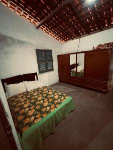 a bedroom with a bed in a room with windows at Casa brisa do mar icapuí in Icapuí +16 photos