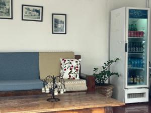 a living room with a blue couch and a shelf at POUSADA PARLATORIUM in Tiradentes