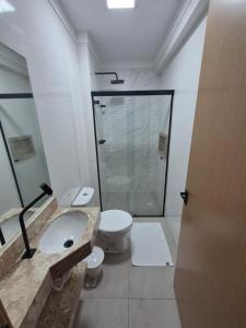 a bathroom with a toilet and a sink and a shower at Hotel Canta Galo Tower in Jacarèzinho