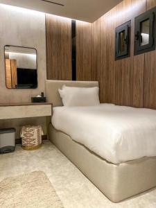 a bedroom with a large bed and a mirror at فلل خاصة في آي بي فاخرة - فندق وأبراج مكة in Mecca