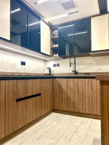 a kitchen with wooden cabinets and a sink at فلل خاصة في آي بي فاخرة - فندق وأبراج مكة in Mecca +13 photos