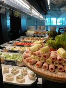 a buffet line with many different types of food at Blue Tree Premium Alphaville in Barueri