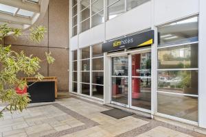 a store front of a building with glass doors at Slim Hotel Campinas in Campinas