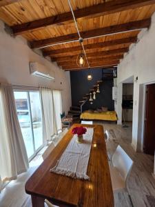 a living room with a wooden table with flowers on it at Casa Terminal in Paraná
