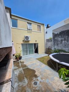 a backyard with a bath tub on the side of a building at Casa Terminal in Paraná