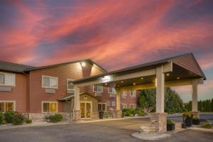 a hotel building with a large covered parking lot at Best Western Blackfoot Inn in Blackfoot