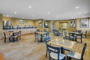 a restaurant with tables and chairs and a kitchen at Best Western Blackfoot Inn in Blackfoot