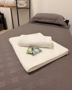 a pair of towels sitting on a bed at Hostel em Jaguarão in Jaguarão