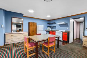 a kitchen with a dining room table and chairs at Grand Motel in Hastings