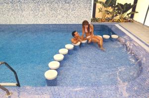 Bazén v ubytovaní Hotel RH Riviera - Adults Only alebo v jeho blízkosti