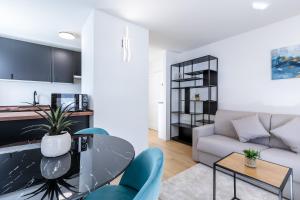 a living room with a table and a couch at Blanc 4810 in Pré-Saint-Didier
