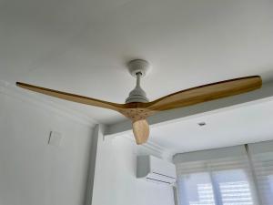 a ceiling fan in a room with a window at Estudio Vista Mar & Piscina - 200 m de la playa in Aguadulce +15 photos