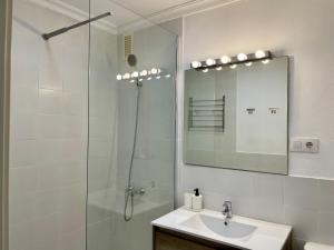 a bathroom with a sink and a shower with a mirror at Estudio Vista Mar & Piscina - 200 m de la playa in Aguadulce