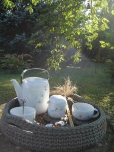a table with a pot and bowls on a tire at Hissele in Hilsenheim +102 photos