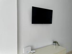 a flat screen tv on a white wall at Estudio Vista Mar & Piscina - 200 m de la playa in Aguadulce