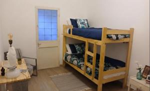 a room with two bunk beds and a door at Almaalquiler in Carmen de Patagones