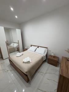 a bedroom with a large bed with towels on it at Casa del maresciallo in Giovinazzo