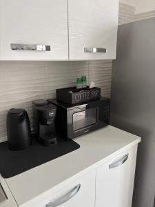 a kitchen with a microwave and a coffee bar on a counter at Casa del maresciallo in Giovinazzo