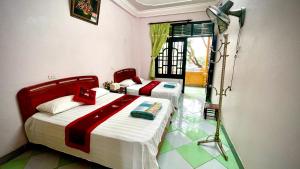 a room with two beds and a shower in it at Xuân Thành Homestay in Vũ Lâm