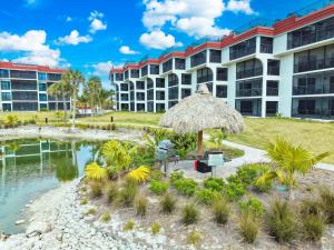 a view of the exterior of a resort at Pointe Santo B25 in Sanibel