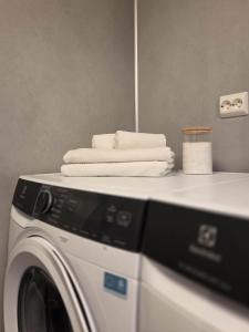 a washing machine with towels on top of it at Fygle living in Vestvågøya