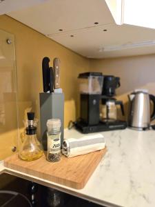 a kitchen counter with a wooden cutting board with spices at Fygle living in Vestvågøya