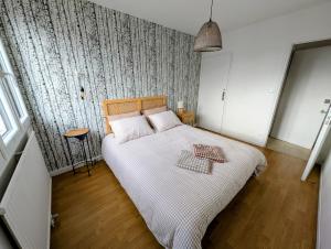 a bedroom with a large bed in a room at Appartement Bellevue - T2 vue montagne - calme - parking gratuit - 4 personnes in Meylan