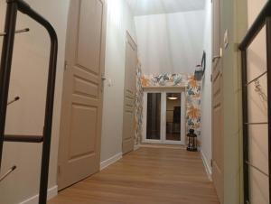a hallway with an open door and a hallway with a hallway at L'harmonie des Oiseaux in Meyronne