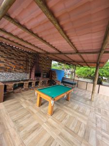 eine Tischtennisplatte in einem Pavillon mit einer Tischtennisplatte in der Unterkunft kibeleza in Ilhéus + 7 Fotos