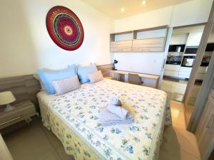 a bedroom with a bed with a towel on it at Frente mar na praia de Itaparica! in Vila Velha +34 photos