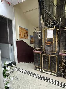castello hotel في القاهرة: غرفة بها درج حلزوني