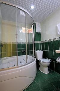 A bathroom at Mandalinn Hotel