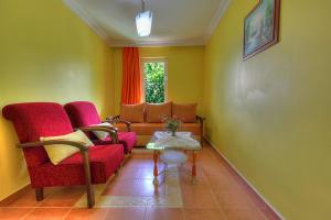 A seating area at Mandalinn Hotel