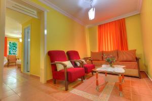 A seating area at Mandalinn Hotel