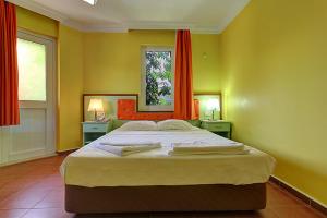 A bed or beds in a room at Mandalinn Hotel